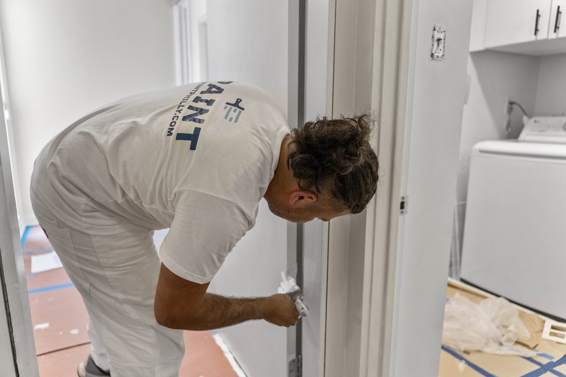 PAINT painter cutting in a door jamb